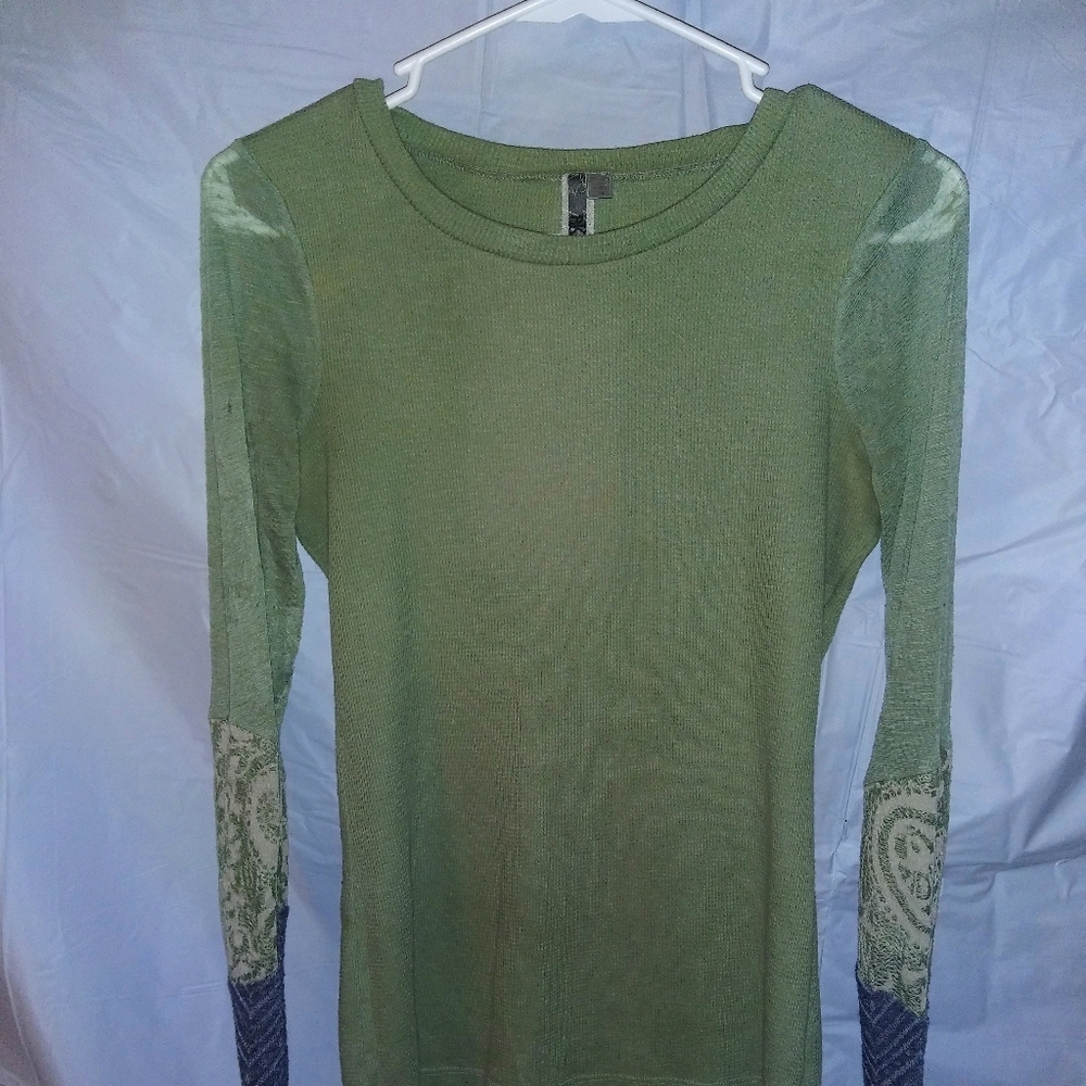 BKE size M juniors thermal top